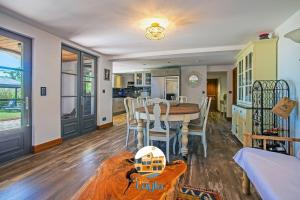 a kitchen and dining room with a table and chairs at Villa Layla - 5 étoiles - 10 personnes - Vue mer in Sète