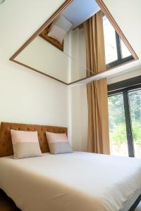 Un dormitorio con una cama con una ventana grande. en L Ecrin Appartement 40m2 Évreux Deco Raffinée Fibre Haut Debit Parking, en Évreux