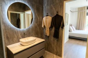 Un baño con un lavabo y un espejo en la pared. en L Ecrin Appartement 40m2 Évreux Deco Raffinée Fibre Haut Debit Parking, en Évreux