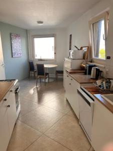 Kuchyň nebo kuchyňský kout v ubytování Je ein Zimmer in einer 4 Raum Wohnung, Szene, Parks und Top Lage