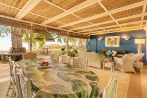 een eetkamer met een tafel en stoelen bij Harmonie in Rivière Noire