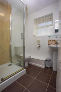 科尔福德贝尔斯酒店的带淋浴和卫生间的浴室