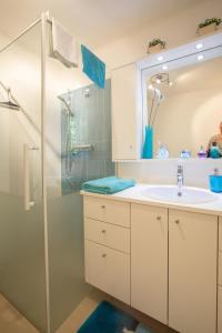 een badkamer met wastafel en douche bij Ferienwohnung Bergblick in Scheffau am Tennengebirge