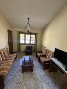a living room with a couch and a television at Casa FLORENCIA Céntrica in Villa Carlos Paz
