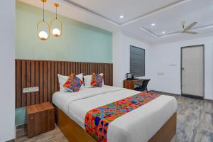 een slaapkamer met een groot bed in een kamer bij FabHotel Morning Glory in Bangalore