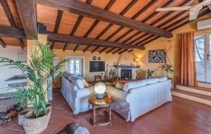 TV a/nebo společenská místnost v ubytování Awesome Home In Quiesa