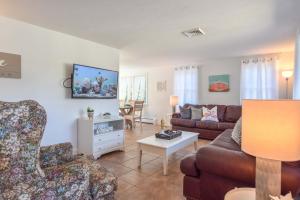 TV a/nebo společenská místnost v ubytování Beach House Short Walk to Kingsbury Beach