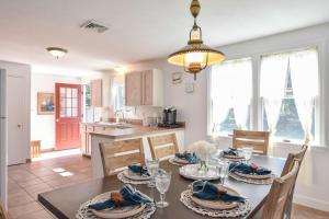 Kuchyň nebo kuchyňský kout v ubytování Beach House Short Walk to Kingsbury Beach + 19 fotografií