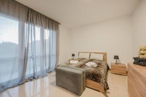 a bedroom with a bed and a large window at 2 camere, parcheggio gratis, 10 minuti da Venezia in Venice