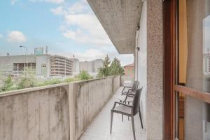 a balcony with chairs and a view of a city at 2 camere, parcheggio gratis, 10 minuti da Venezia in Venice