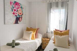 Un dormitorio con dos camas y una ventana en Bella Palace, Apartamento acogedor junto al mar, en Alcanar 20 fotos más