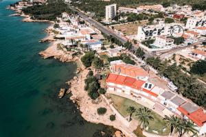 una vista aérea de un pueblo junto al agua en Bella Palace, Apartamento acogedor junto al mar, en Alcanar