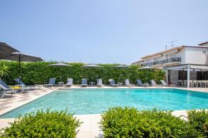 Bazén v ubytování EllinFos Apartments nebo v jeho okolí