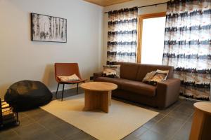 un salon avec un canapé et une table dans l'établissement Luosto Villa D, à Luosto 16 autres photos