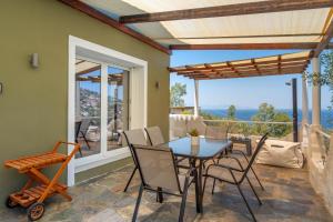 AegenitissaAmelin Villa Paradise的露台上摆着桌椅的餐厅