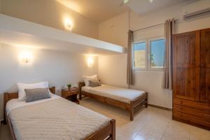 AegenitissaAmelin Villa Paradise的有两张床和一扇窗户的卧室 更多24张照片