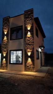 圣克莱门特雷图尤Casa Benicio - San Clemente del Tuyú的侧面有灯的建筑物