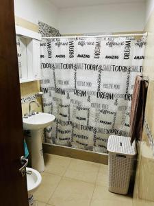 圣克莱门特雷图尤Casa Benicio - San Clemente del Tuyú的浴室设有淋浴帘,上面写着