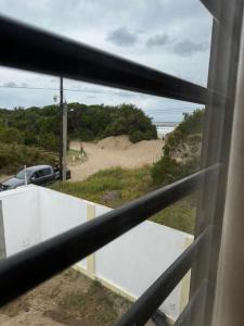 圣克莱门特雷图尤Casa Benicio - San Clemente del Tuyú的从栅栏可欣赏到海滩景色 更多4张照片