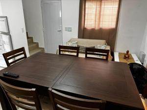 圣克莱门特雷图尤Casa Benicio - San Clemente del Tuyú的房间里的餐桌和椅子