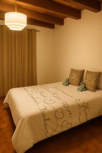 ein Schlafzimmer mit einem Bett mit zwei Teddybären darauf in der Unterkunft Duleing House in Sain-Bel