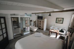 a bedroom with a large bed and a bath room at Casa Tenis Hotel & Club in Benavídez