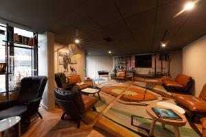 un salon avec beaucoup de meubles et une télévision dans l'établissement Le Rustique - Porte de Versailles Apartment, à Issy-les-Moulineaux