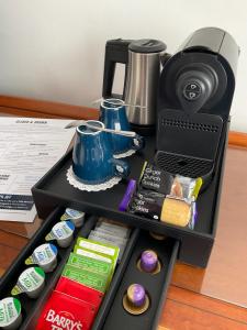 bandeja con cafetera y tetera en Alcock & Brown Hotel, en Clifden