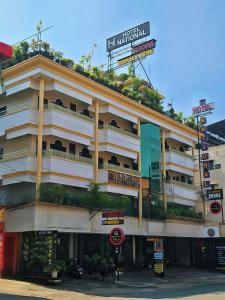 トリチュールにあるHotel National Tourist Homeの大きな建物