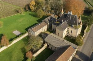 an aerial view of a large house with a green yard at Le Clos de Vinzelle 12personnes Piscine in Vinzelles