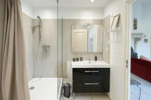 a bathroom with a sink and a shower at Le Clos de Vinzelle 12personnes Piscine in Vinzelles +22 photos
