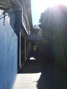 ポルト・セグロにあるPousada Visualの歩道に太陽の光が降り注ぐ建物