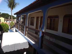 ポルト・セグロにあるPousada Visualの建物の隣に停車している青と白の電車