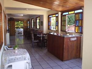 ポルト・セグロにあるPousada Visualのテーブルと椅子と窓のあるレストラン