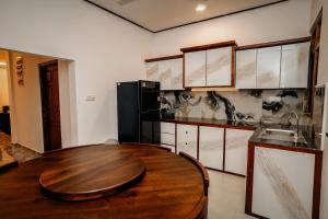 Kuchyň nebo kuchyňský kout v ubytování Raamvilla