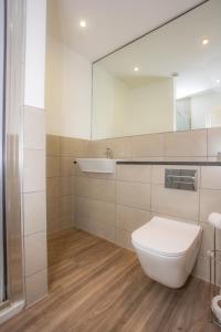 科尔福德贝尔斯酒店的配有白色马桶和镜子的浴室 更多68张照片