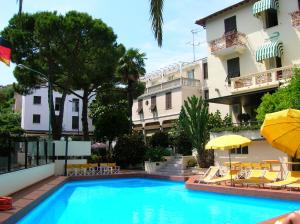 Bazén v ubytování Coccodrillo Hotel & Apartments nebo v jeho okolí