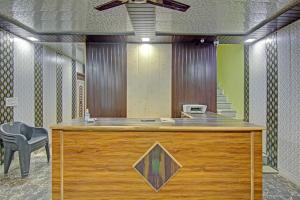 un bureau avec un bureau, une chaise et un plafond dans l'établissement Hotel O prream view, à Moradabad 3 autres photos