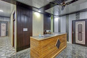 La salle de bains est pourvue d'un comptoir en bois. dans l'établissement Hotel O prream view, à Moradabad