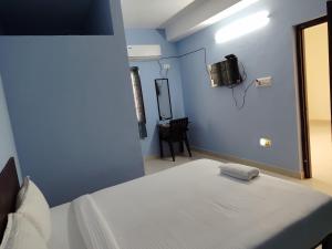 チェンナイにあるHotel O Dream innの青い部屋(ベッド1台、壁掛けテレビ付)