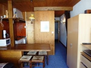 a small kitchen with a wooden table and chairs at Studio cosy 4 pers, accès direct pistes, balcon, casier à skis - FR-1-602-15 in Arette