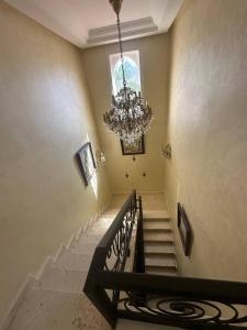 uma escadaria com um lustre num edifício em Dar Salma em Tânger