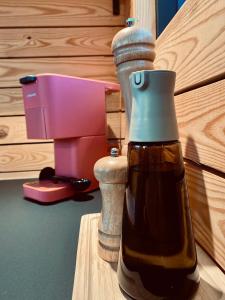 Příslušenství pro přípravu čaje a kávy v ubytování Tinyhouse au coeur d'un vignoble