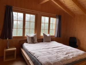 Ένα ή περισσότερα κρεβάτια σε δωμάτιο στο Neuwertiges 2 Zi Ferienchalet 55M2