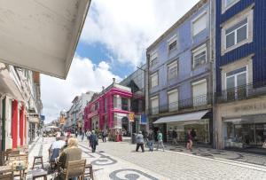 een groep mensen die door een straat met gebouwen loopt bij Sta Catarina - 2 Bedroom Apartament in Porto