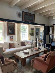 a living room with a couch and a coffee table at Casa de Lujo de Tenis con Pileta Padel y Gimnasio in Garín