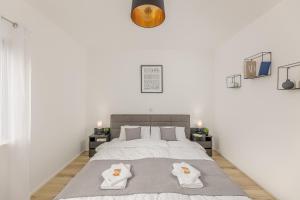 Postel nebo postele na pokoji v ubytování Amaela Design-Wohnung, SAP, Parkplatz, Balkon, NEU