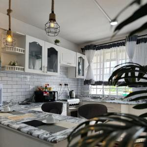 Η κουζίνα ή μικρή κουζίνα στο Kisumu Cosy Stay