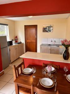 Kuchyň nebo kuchyňský kout v ubytování Your Seaside Escape across from the Beach