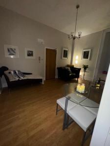 una sala de estar con un sofá y una mesa en Modern Stylish Jesmond Apartment with parking., en Jesmond